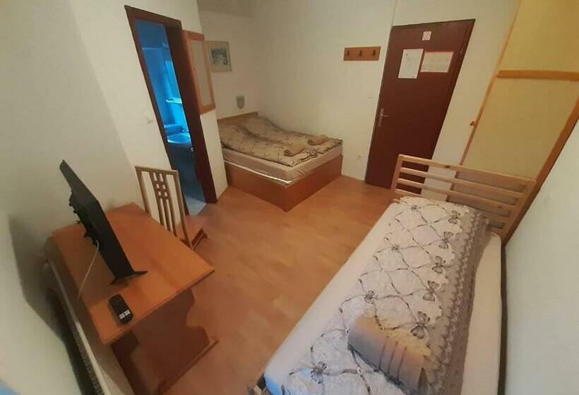 اتاق استاندارد سه تخته با بالکن, Rooms Barovc By The Lake Jasna