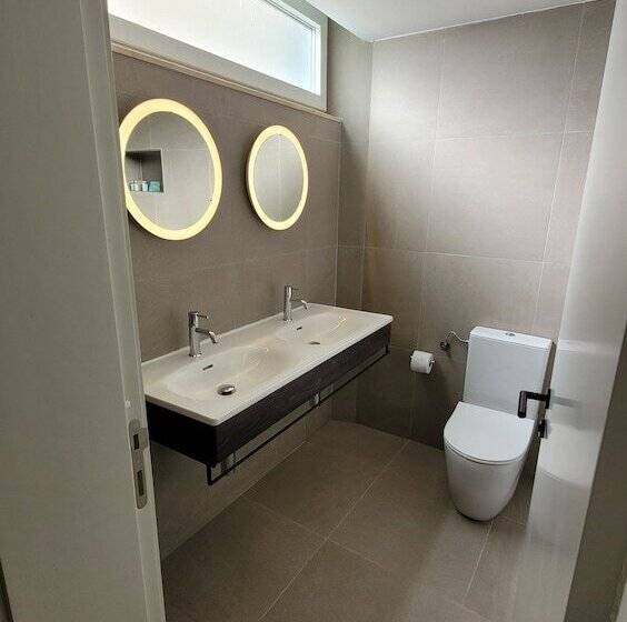 استودیوی استاندارد, Aqueduct Boutique B&b