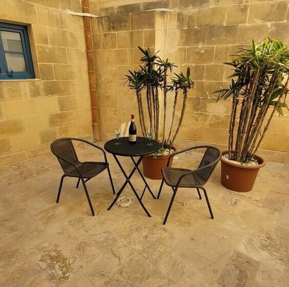 استودیوی استاندارد, Aqueduct Boutique B&b