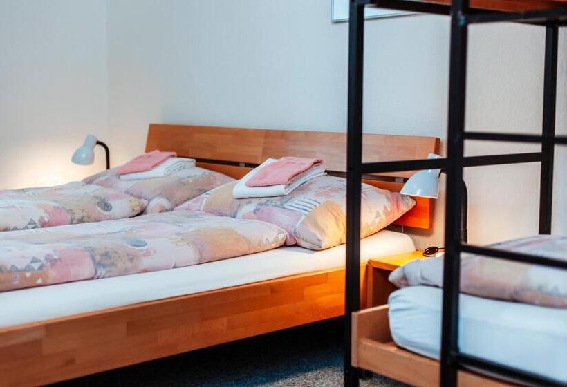 标准四人间共用浴室, Chrischona Berg