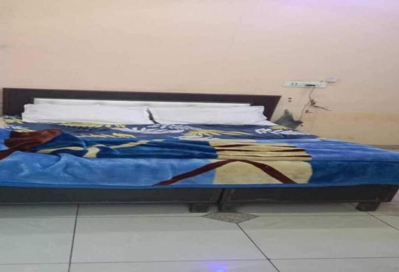 חדר קלאסי לשלושה, Oyo Pr