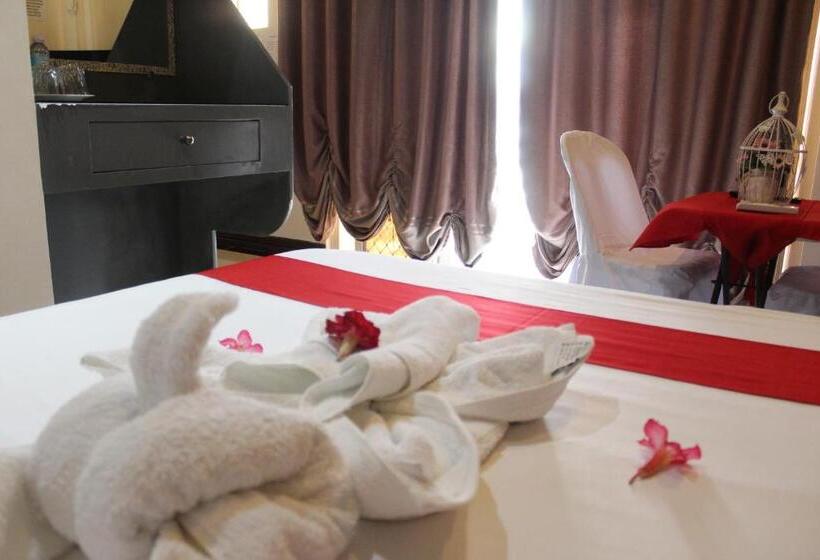 اتاق لوکس با بالکن و چشمانداز دریا, Lorelei Beach Resort