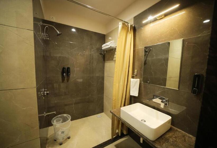 חדר סופריור, Maruti Group Of Hotels The Shivam