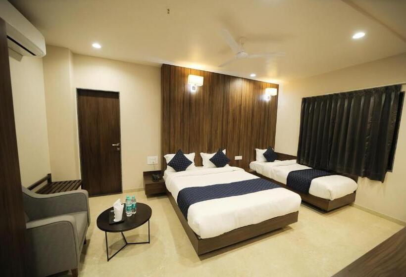 חדר סופריור לשלושה, Maruti Group Of Hotels The Shivam