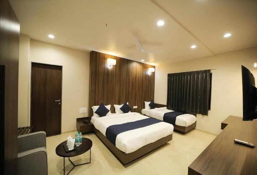 חדר סופריור לשלושה, Maruti Group Of Hotels The Shivam