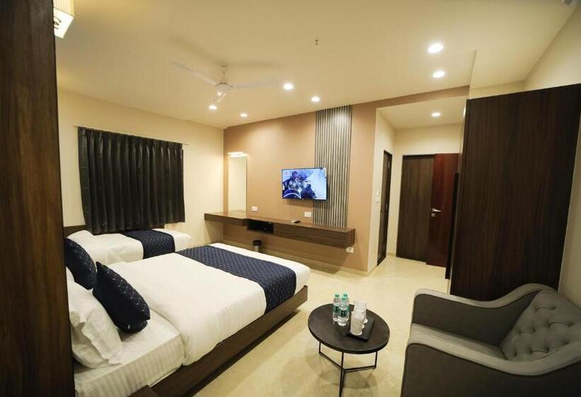 חדר סופריור לשלושה, Maruti Group Of Hotels The Shivam