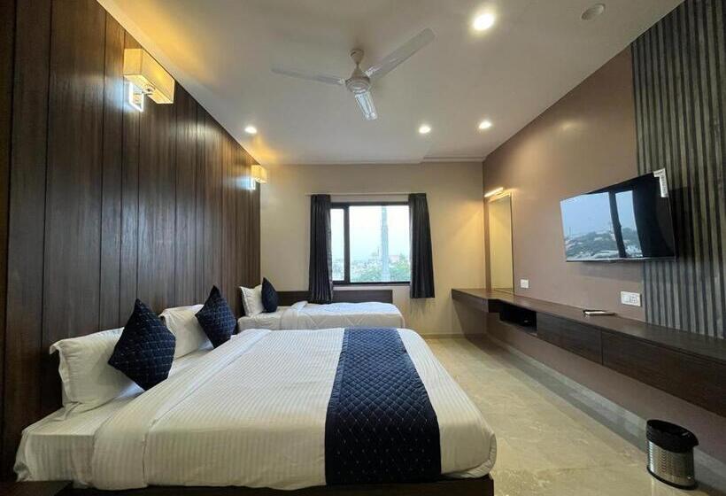 חדר סופריור לשלושה, Maruti Group Of Hotels The Shivam