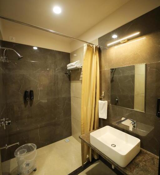 デラックスの４人部屋, Maruti Group Of Hotels   The Shivam