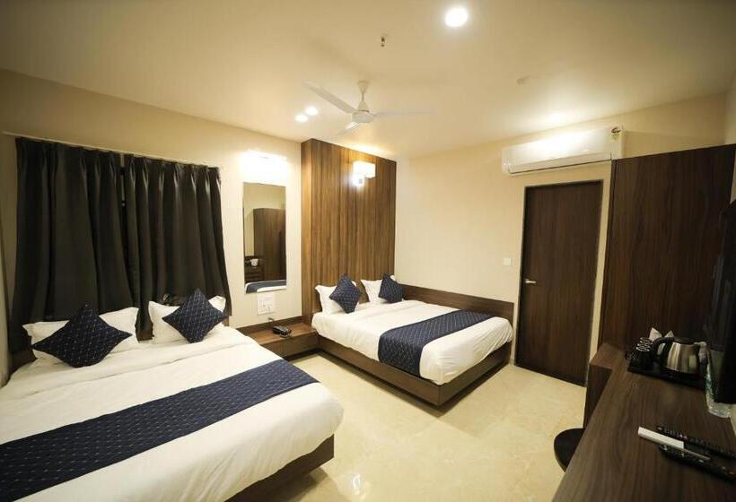 חדר דלוקס לארבעה, Maruti Group Of Hotels The Shivam