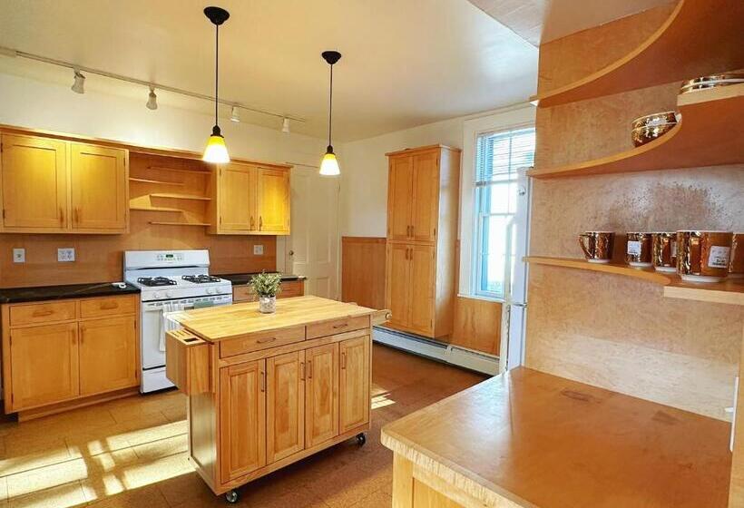 침실 2개 아파트, 2b1bentire Place Modern Comfort With Old Charm