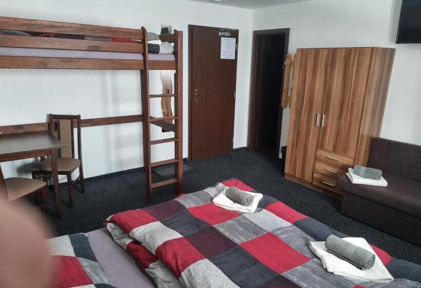 غرفة قياسية رباعية, Pension Max Klínovec