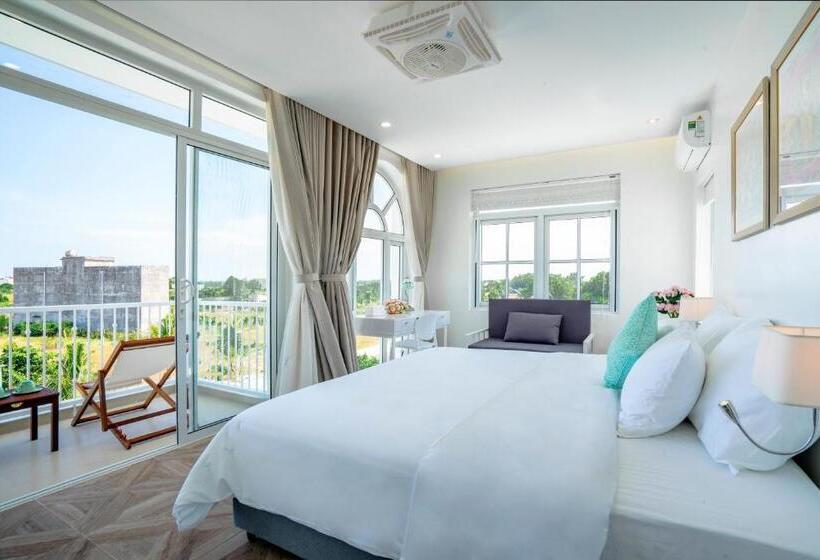 اتاق لوکس با بالکن و چشم‌انداز دریا, Mia Luxury Villa Bình Châu