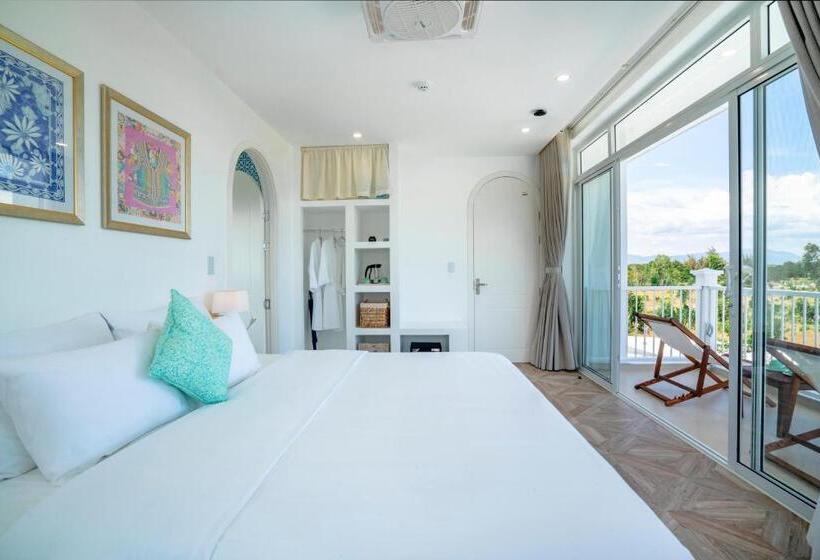 اتاق لوکس با بالکن و چشم‌انداز دریا, Mia Luxury Villa Bình Châu