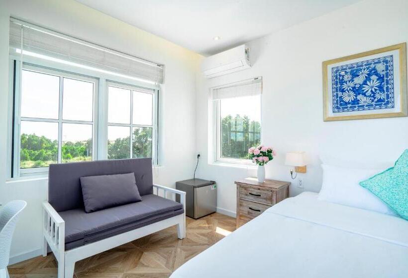 اتاق لوکس با بالکن و چشم‌انداز دریا, Mia Luxury Villa Bình Châu