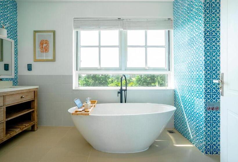 اتاق لوکس با بالکن و چشم‌انداز دریا, Mia Luxury Villa Bình Châu