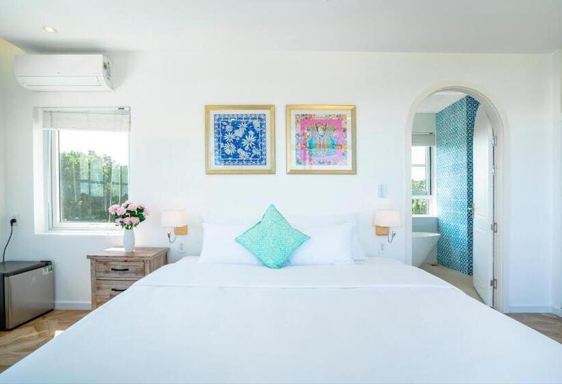 اتاق لوکس با بالکن و چشم‌انداز دریا, Mia Luxury Villa Bình Châu