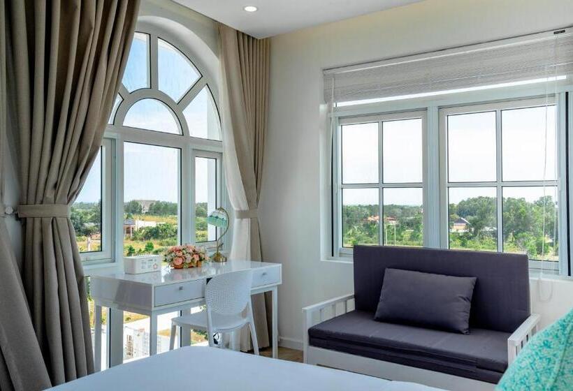 اتاق لوکس با بالکن و چشم‌انداز دریا, Mia Luxury Villa Bình Châu