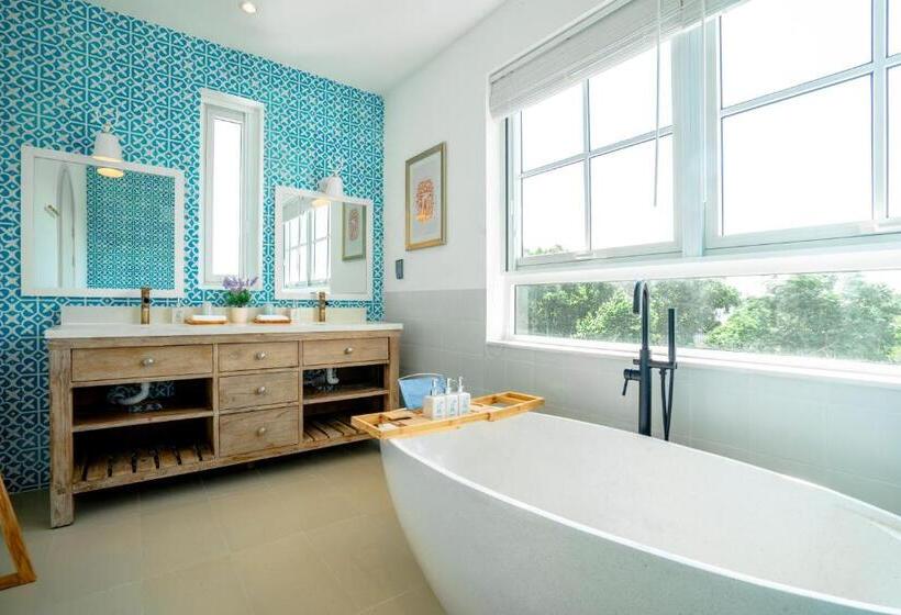 اتاق لوکس با بالکن و چشم‌انداز دریا, Mia Luxury Villa Bình Châu