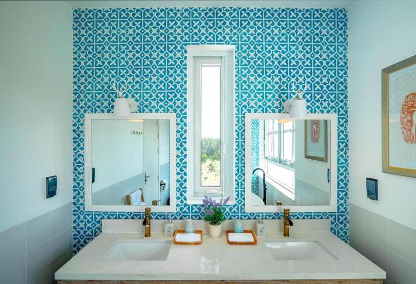 اتاق لوکس با بالکن و چشم‌انداز دریا, Mia Luxury Villa Bình Châu
