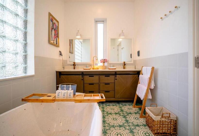 اتاق لوکس با تخت بزرگ, Mia Luxury Villa Bình Châu