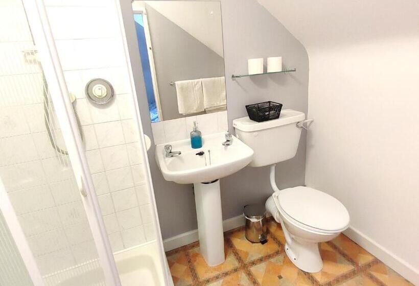 غرفة قياسية مطلّة علي البحر, Railway Lodge