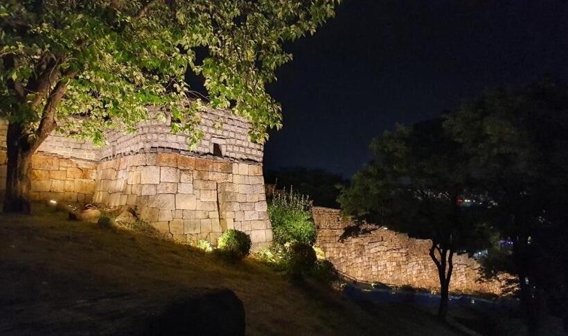 וילה בת 3 חדרי שינה, The Stair House