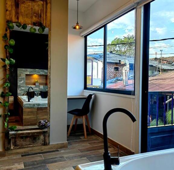 带大床的套房, Habitación Deluxe 1 Con Jacuzzi A 20mt Del Parque