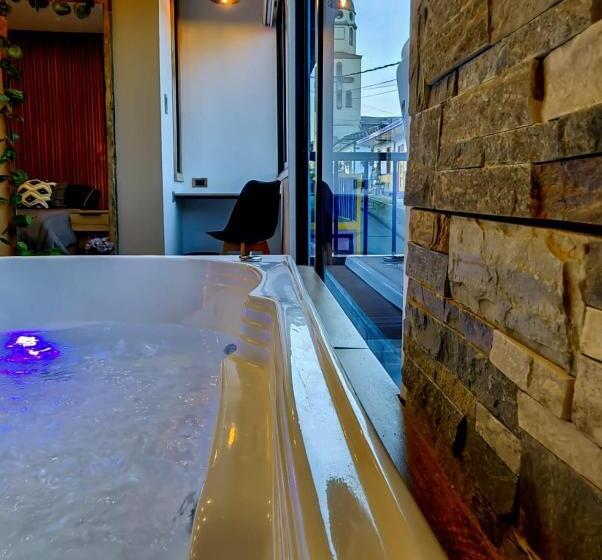 带大床的套房, Habitación Deluxe 1 Con Jacuzzi A 20mt Del Parque