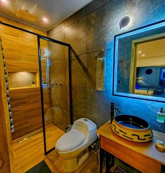 带大床的套房, Habitación Deluxe 1 Con Jacuzzi A 20mt Del Parque