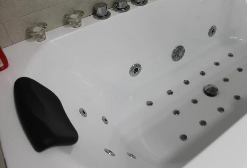 חדק דלוקס עם ג'קוזי, Rey Mundo