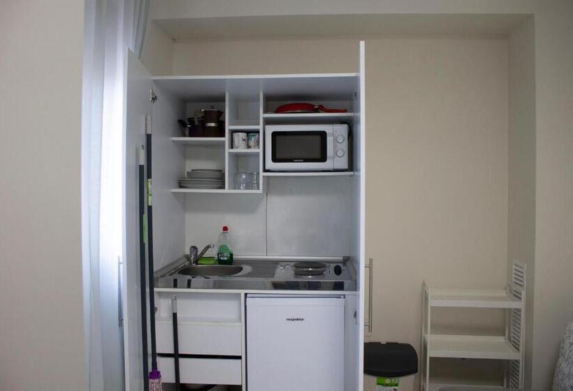 Номер Deluxe, Rey Mundo