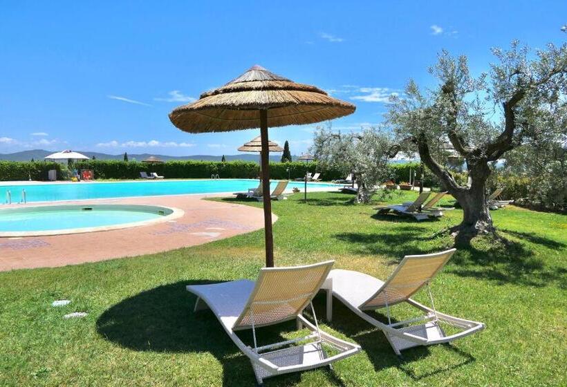 דירה בת חדר שינה 1 עם מרפסת, Isa Apartments 4 Beds, First Floor With Private Outdoor Area, In Residence With Swimming Pool