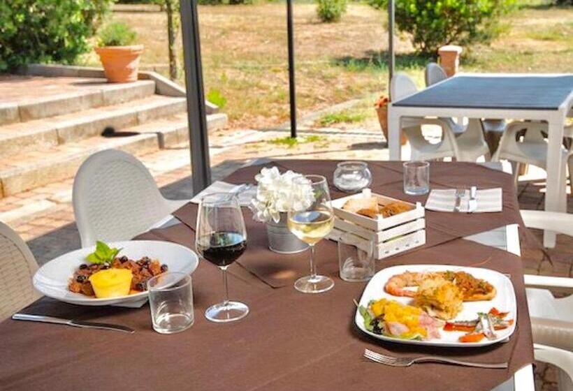 דירה בת חדר שינה 1 עם מרפסת, Isa Apartments 4 Beds, First Floor With Private Outdoor Area, In Residence With Swimming Pool