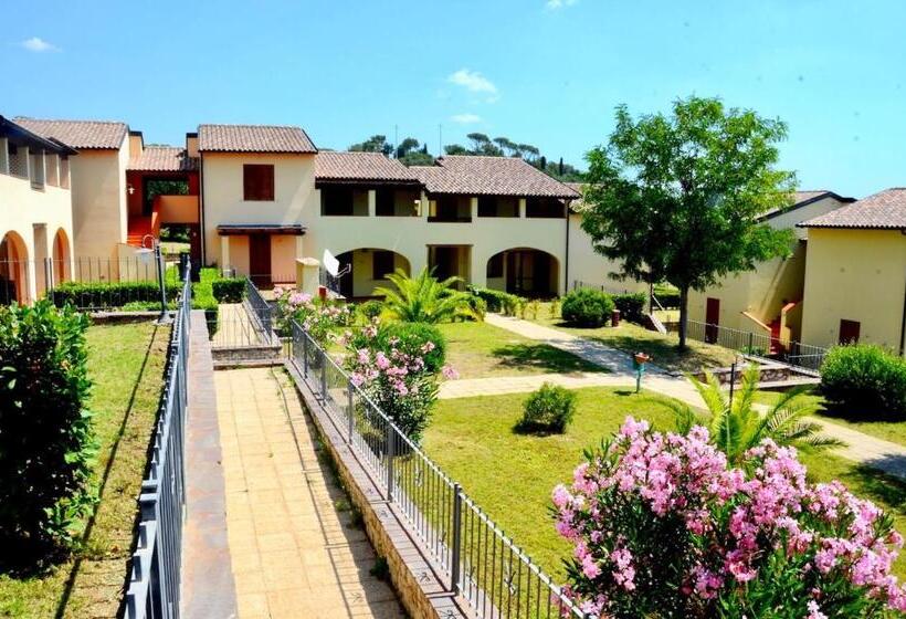 דירה בת חדר שינה 1 עם מרפסת, Isa Apartments 4 Beds, First Floor With Private Outdoor Area, In Residence With Swimming Pool