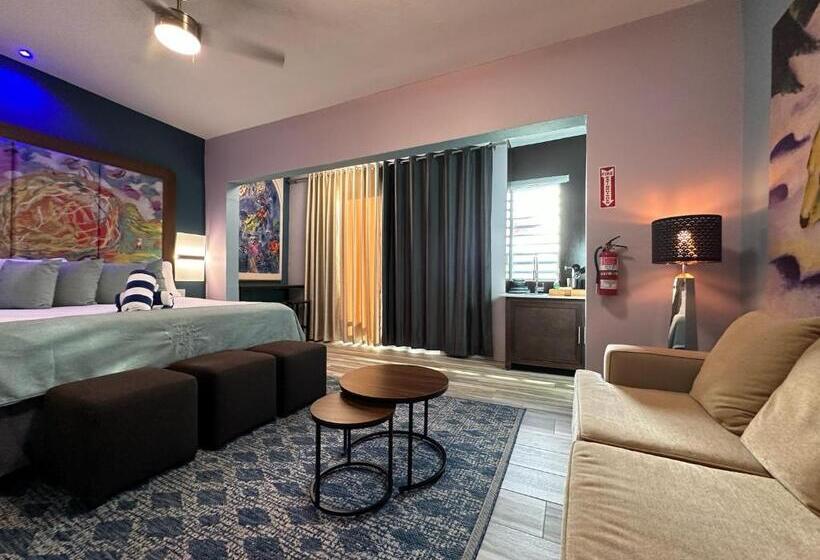 سوئیت با تخت بزرگ, Old Crow Hotel And Suites