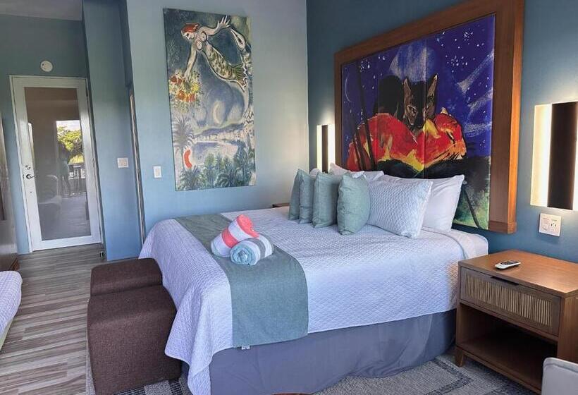 سوئیت با تخت بزرگ, Old Crow Hotel And Suites