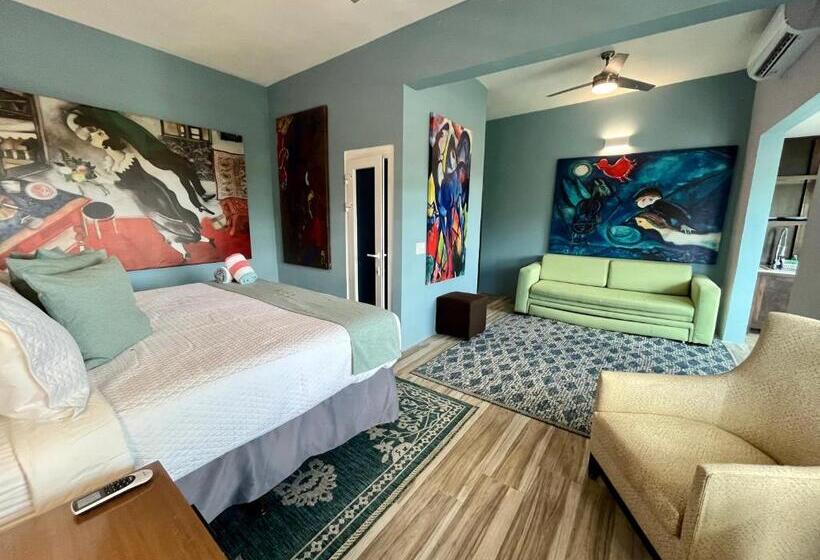 سوئیت با تخت بزرگ, Old Crow Hotel And Suites