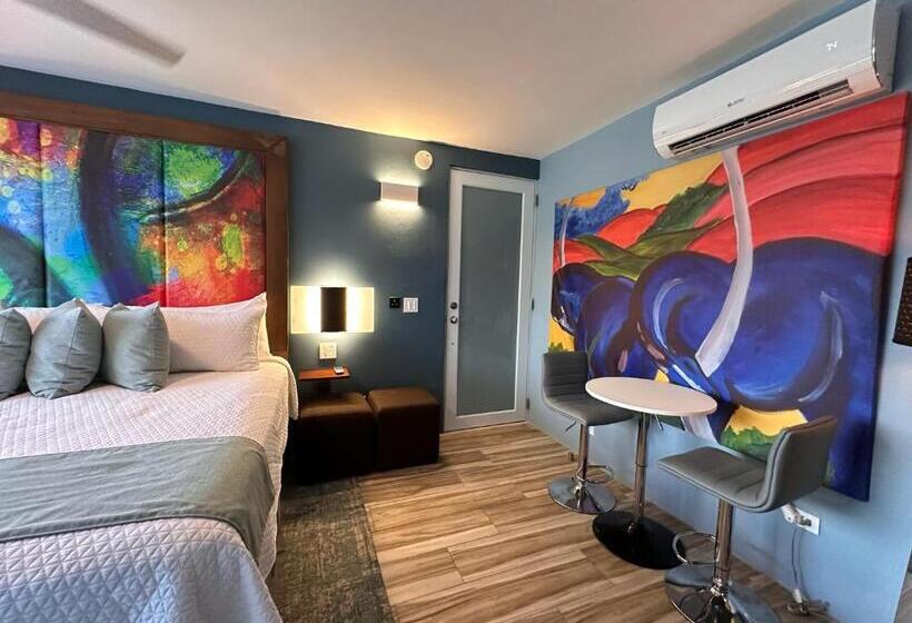 سوییت با چشمانداز باغ, Old Crow Hotel And Suites