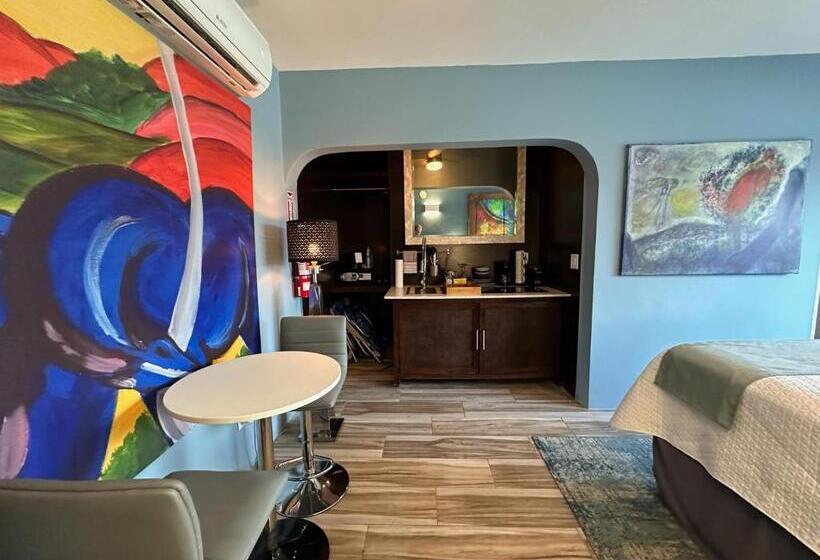 سوییت با چشمانداز باغ, Old Crow Hotel And Suites