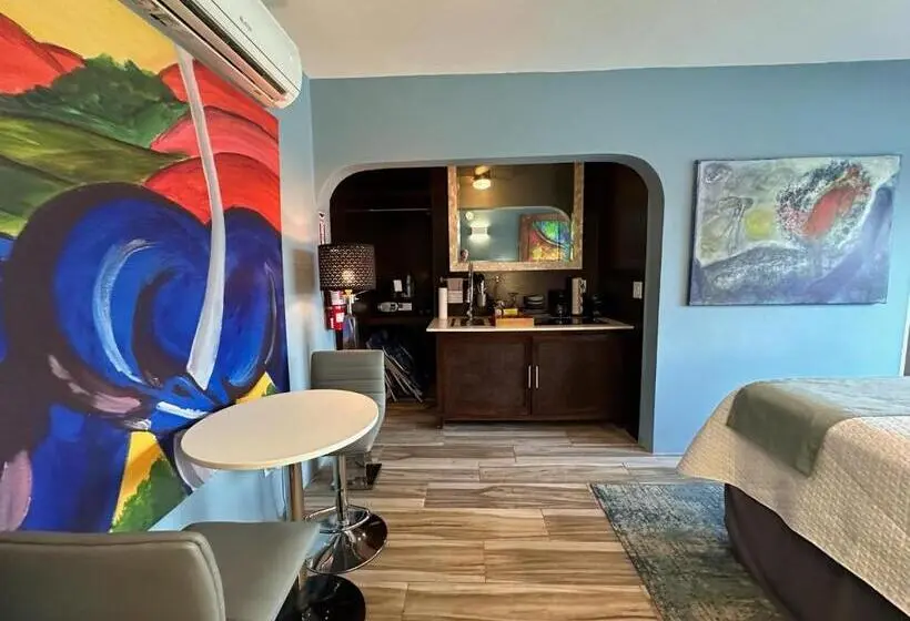 سوییت با چشمانداز باغ, Old Crow Hotel And Suites