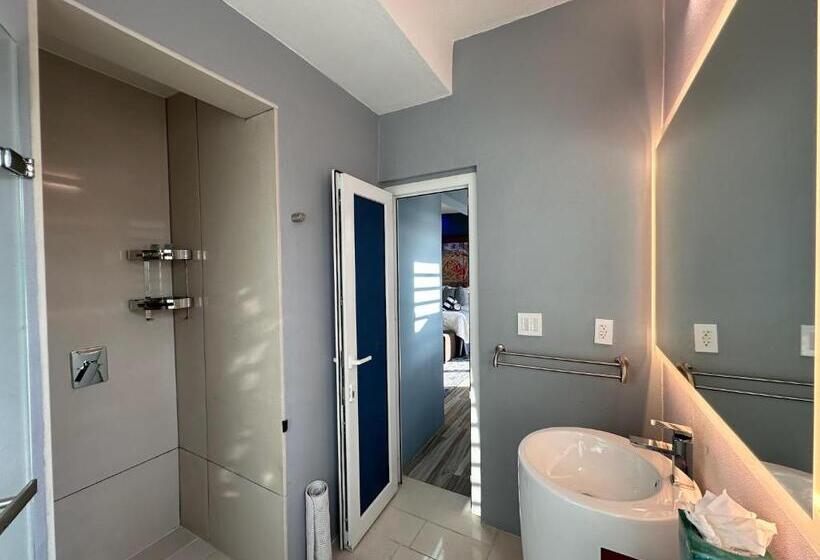 سوییت با چشم‌انداز باغ, Old Crow Hotel And Suites