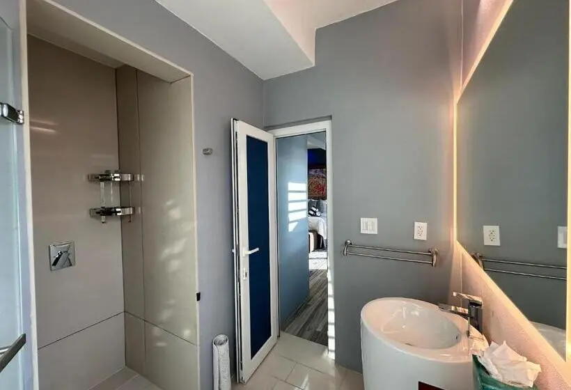 سوییت با چشمانداز باغ, Old Crow Hotel And Suites