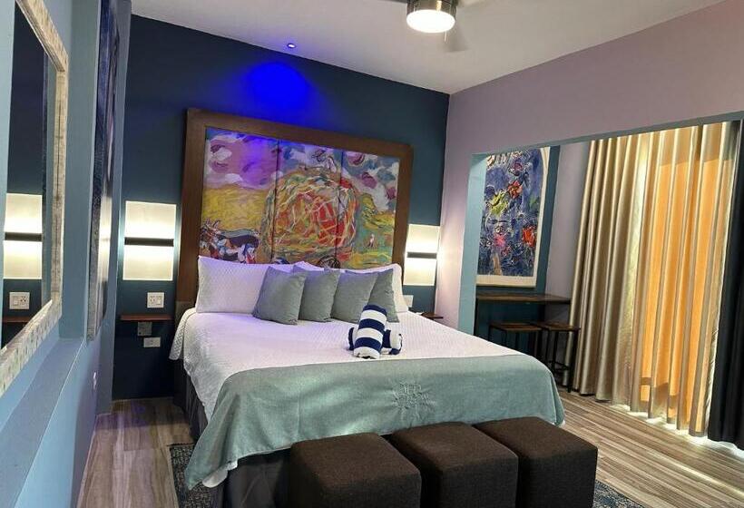 سوییت با چشمانداز باغ, Old Crow Hotel And Suites