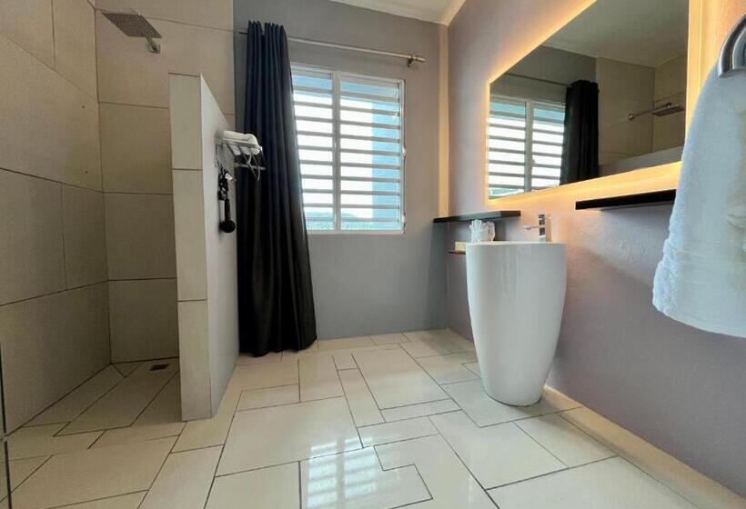 سوئیت با تخت بزرگ, Old Crow Hotel And Suites