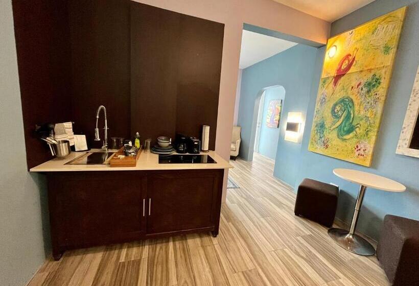 سوئیت با تخت بزرگ, Old Crow Hotel And Suites