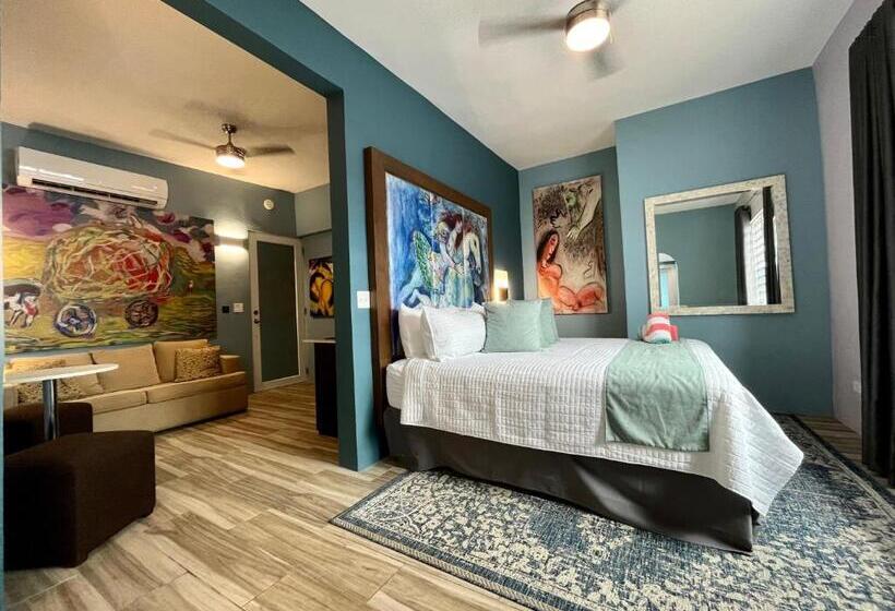 سوئیت با تخت بزرگ, Old Crow Hotel And Suites