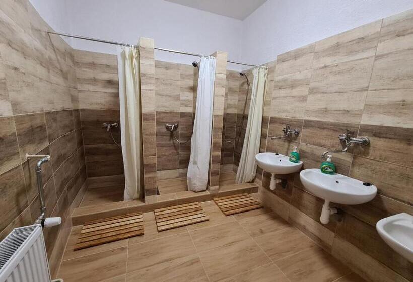 Четырехместный номер эконом класса с общей ванной комнатой, Sšvp 1. Máj