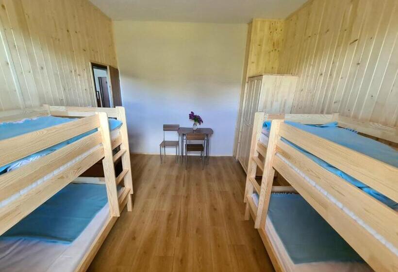 Четырехместный номер эконом класса с общей ванной комнатой, Sšvp 1. Máj