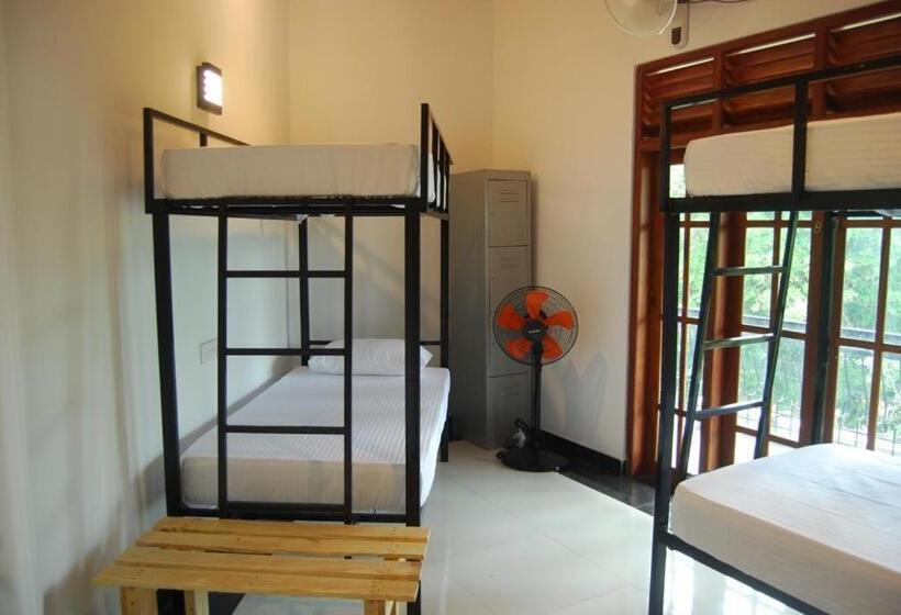Кровать в Общей Комнате, Best Hostel Yala