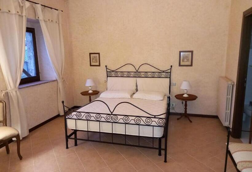 شقة غرفة واحدة, Casale Montemoro